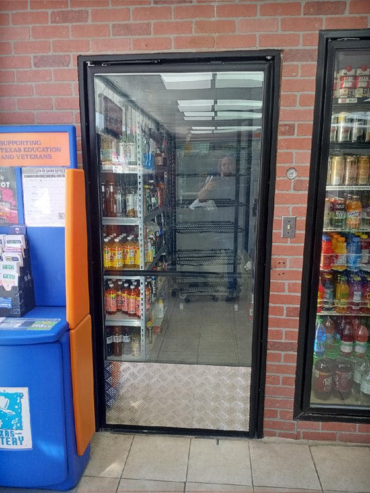 Displeja dzērienu stikla durvis